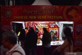 Suasana Festival Tahun Baru China bertajuk Peceland Chinese New Year Festival di Kota Madiun, Jawa Timur, Rabu (22/1/2020). Festival dalam rangka menyambut Tahun Baru yang antara lain diisi bazar berbagai jenis makanan dan minuman serta panggung hiburan tersebut akan berlangsung hingga 26 Januari. Antara Jatim/Siswowidodo/zk