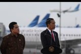 Presiden Joko Widodo (kanan) bersama Menteri BUMN Erick Thohir saat peresmian landasan pacu tiga Bandara Internasional Soekarno-Hatta (Soetta), East Connection Taxiway (ECT), terminal tiga dan gedung VIP Bandara Soekarno-Hatta di Tangerang, Banten, Kamis (23/1/2020). Presiden berharap dengan dioperasikannya sejumlah fasilitas tersebut dapat mempermudah manajemen kedatangan dan kepergian penumpang di terminal 3 Bandara Soekarno-Hatta. FOTO ANTARA/Puspa Perwitasari/nym