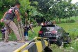 Pekerja derek berusaha mengeluarkan bangkai mobil Mitsubishi Pajero Sport bernopol S 416 HL yang terbalik di areal persawahan usai terlibat kecelakaan dengan truk tronton di Jalan Raya Ngawi-Caruban, Karangasri, Ngawi, Jawa Timur, Kamis (23/1/2020). Tidak ada korban jiwa dalam kecelakaan yang terjadi di jalur maut tersebut. Antara Jatim/Ari Bowo Sucipto/zk