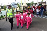 Polisi mengajak anak-anak bermain di Polresta Banyuwangi, Jawa Timur, Kamis (23/1/2020). Kegiatan tersebut sebagai edukasi mengenalkan profesi dan tugas kepolisian kapada anak-anak. Antara Jatim/Budi Candra Setya/zk