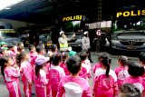 Polisi mengenalkan jenis kendaraan polisi pada anak-anak di Polresta Banyuwangi, Jawa Timur, Kamis (23/1/2020). Kegiatan tersebut sebagai edukasi mengenalkan profesi dan tugas kepolisian kapada anak-anak. Antara Jatim/Budi Candra Setya/zk