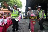Polisi mengajak anak-anak bermain dan belajar di Polresta Banyuwangi, Jawa Timur, Kamis (23/1/2020). Kegiatan tersebut sebagai edukasi mengenalkan profesi dan tugas kepolisian kapada anak-anak. Antara Jatim/Budi Candra Setya/zk