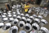 Perajin menyelesaikan pembuatan dandang di Jatibarang, Indramayu, Jawa Barat, Kamis (23/1/2020). Kerajinan dandang berbahan aluminium tersebut dijual seharga Rp20 ribu hingga 50 ribu tergantung ukuran. ANTARA JABAR/Dedhez Anggara/agr