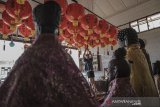 Pengurus memasang lampion di Vihara Avalokiteswara, Jalan Pemuda, Kota Tasikmalaya, Jawa Barat, Kamis (23/1/2020). Berbagai kegiatan dilakukan warga keturunan Tionghoa seperti menghias dan membersihkan vihara untuk menyambut perayaan Tahun Baru Imlek 2571 yang menandai dimulainya tahun tikus. ANTARA JABAR/Adeng Bustomi/agr