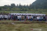 Sejumlah warga melaksanakan shalat Istisqa di lahan sawah terdampak kekering, Desa Lambadeuk, Kecamatan Peukan Bada, kabupaten Aceh Besar, Kamis (23/1/2020). Shalat Istisqa diawali dengan berpuasa selama tiga hari dan sejumlah warung tutup serta warga dianjurkan membawa ternak ke lokasi area persawahan itu memohon kepada Allah SWT agar diturunkan hujan. Antara Aceh/Ampelsa.