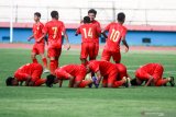 Sejumlah pesepak bola timnas Indonesia U-16 melakukan selebrasi seusai mencetak gol ke gawang PSBK Blitar U-17 di Stadion Gelora Delta Sidoarjo, Jawa Timur, Kamis (23/1/2020). Timnas Indonesia U-16 berhasil mengalahkan tim PSBK Blitar U-17 dengan skor akhir 5-1 Antara Jatim/Umarul Faruq/zk