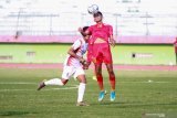 Pesepak bola timnas Indonesia U-16 Marselino Ferdinan (kanan) mendapat hadangan pesepakbola PSBK Blitar U-17 Ramadhani Bimo Satrio Wibowo (kiri) di Stadion Gelora Delta Sidoarjo, Jawa Timur, Kamis (23/1/2020). Timnas Indonesia U-16 berhasil mengalahkan tim PSBK Blitar U-17 dengan skor akhir 5-1 Antara Jatim/Umarul Faruq/zk