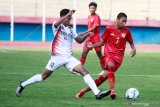 Pesepak bola timnas Indonesia U-16 Mochamad Faizal Shaifullah (kanan) berebut bola dengan pesepakbola PSBK Blitar U-17 Vandhi Ardha Muchammad Kurniawan (kiri) di Stadion Gelora Delta Sidoarjo, Jawa Timur, Kamis (23/1/2020). Timnas Indonesia U-16 berhasil mengalahkan tim PSBK Blitar U-17 dengan skor akhir 5-1 Antara Jatim/Umarul Faruq/zk