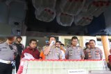 Kapolresta Banyuwangi Kombes Pol Arman Asmara Syarifudin (tengah) memberikan keterangan kepada media hasil ungkap produksi miniman keras oplosan di Polresta,  Banyuwangi, Jawa Timur, Kamis (23/1/2020). Satgas Garda Blambangan Polresta Banyuwangi berhasil mengungkap produksi miras dari bahan air sumur dioplos dengan etanol yang dapat membahayakan kesehatan. Antara Jatim/Budi Candra Setya/zk