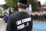 Warga yang tergabung dalam Gerakan Reformasi Jember melakukan aksi di depan Pendopo Bupati Wahyawibawagraha, Jember, Jawa Timur, Jumat (24/1/2020). Mereka menuntut Bupati Jember Faida lengser dari jabatannya, dan menuntut pengusutan penggarong uang rakyat di Pemerintah Kabuapten Jember. Antara Jatim/Seno/zk