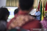 Menristek dan Kepala Badan Riset Inovasi Nasional Bambang P.S. Brodjonegoro menyampaikan pidato pembuka saat seminar di Universitas Parahyangan, Bandung, Jawa Barat, Jumat (24/1/2020). Seminar tersebut mengangkat tema peran Perguruan Tinggi di dalam bidang riset dan teknologi sesuai dengan arahan kebijakan riset Nasional. ANTARA JABAR/M Agung Rajasa/agr