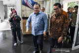 Menristek dan Kepala Badan Riset Inovasi Nasional Bambang P.S. Brodjonegoro (kedua kanan) berbincang dengan Rektor Universitas Parahyangan Bandung Mangadar Situmorang (kanan) sebelum memberikan pidato pembuka di Universitas Parahyangan, Bandung, Jawa Barat, Jumat (24/1/2020). Bambang P.S. Brodjonegoro akan menyampaikan arahannya dalam seminar peran Perguruan Tinggi di dalam bidang riset dan teknologi sesuai dengan arahan kebijakan riset Nasional. ANTARA JABAR/M Agung Rajasa/agr