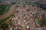 BANJIR DI KABUPATEN BANDUNG. Foto udara banjir yang melanda Kampung Bojongasih, Dayeuhkolot, Kabupaten Bandung, Jawa Barat, Jumat (24/1/2020). Banjir luapan Sungai Citarum dengan ketinggian maksimal 1,5 meter tersebut diakibatkan oleh hujan deras pada Kamis (23/1) sore hingga malam hari di beberapa wilayah Bandung Raya dan menyebabkan ratusan warga mengungsi. ANTARA JABAR/Raisan Al Farisi/agr