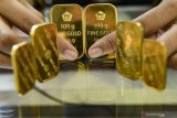 Harga emas berjangka naik tipis 4,4 dolar, didukung kejatuhan ekuitas AS dan pelemahan dolar