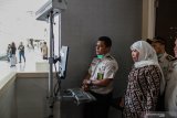 Gubernur Jawa Timur Khofifah Indar Parawansa (kanani) meninjau kesiapan petugas dan alat pendeteksi suhu tubuh (thermal scanner) saat penumpang pesawat tiba di terminal 2 Bandara Juanda Surabaya, Jawa Timur, Jumat (24/1/2020). Alat pendeteksi suhu tubuh tersebut dipasang Kantor Kesehatan Pelabuhan kelas 1 Surabaya wilayah kerja bandara Juanda sebagai upaya pengawasan dan mengantisipasi masuknya virus corona yang mewabah dari Wuhan, China ke wilayah Indonesia. Antara Jatim/Umarul Faruq/zk