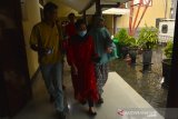 Ibu mantan Bupati Mojokerto Mustofa Kamal Pasa (MKP), Fatimah (kanan) bersama pembantu rumah tangganya (tengah) usai diperiksa penyidik Komisi Pemberantasan Korupsi (KPK) di Mapolresta Mojokerto, Jawa Timur, Jumat (24/1/2020). KPK terus mendalami kasus Tindak Pidana Pencucian Uang (TPPU) dengan tersangka mantan Bupati Mojokerto Mustofa Kamal Pasa (MKP) dengan melakukan pemeriksaan orang dekat, pejabat serta pihak keluarga untuk mengetahui sumber keuangan MKP. Antara Jatim/Syaiful Arif/zk