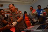 Kapolres Jombang, AKBP Boby P Tambunan (kiri) menunjukkan barang bukti dan pasangan suami istri (pasutri) pelaku pembunuhan guru saat rilis di Mapolres Jombang, Jawa Timur, Jumat (24/1/2020). Pasutri asal Desa Cangkringrandu, Kecamatan Perak tersebut membunuh korban yang juga seorang guru, Elly Marida (45) karena ingin menguasai harta milik korban, pelaku dikenakan Pasal 339 KUHP Sub 338 KUHP dan 365 KUHP ayat 3 dengan ancaman hukuman penjara seumur hidup atau selamanya 20 tahun. Antara Jatim/Syaiful Arif/zk.