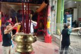 Warga Tionghoa Makassar panjatkan doa di Klenteng jelang Imlek 2571
