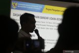 Staf ahli Kementerian Koordinator Bidang Kemaritiman dan Investasi Bagja Sirait melakukan sosialisasi pembangunan bandara Kediri kepada warga penolak pembebasan lahan di Grogol, Kediri, Jawa Timur, Jumat (24/1/2020). Proyek strategis nasional yang akan dimulai pada bulan April mendatang tersebut masih terkendala pembebasan lahan seluas 1,56 persen dari total kebutuhan lahan. Antara Jatim/Prasetia Fauzani/zk