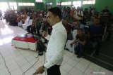 Staf ahli Kementerian Koordinator Bidang Kemaritiman dan Investasi Bagja Sirait melakukan sosialisasi pembangunan bandara Kediri kepada warga penolak pembebasan lahan di Grogol, Kediri, Jawa Timur, Jumat (24/1/2020). Proyek strategis nasional yang akan dimulai pada bulan April mendatang tersebut masih terkendala pembebasan lahan seluas 1,56 persen dari total kebutuhan lahan. Antara Jatim/Prasetia Fauzani/zk