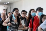 Penumpang pesawat tiba di terminal 2 Bandara Juanda Surabaya, Jawa Timur, Jumat (24/1/2020). Kantor Kesehatan Pelabuhan kelas 1 Surabaya wilayah kerja bandara Juanda meningkatkan kewaspadaan dengan memasang alat pendeteksi suhu tubuh (thermal scanner) untuk mencegah masuknya virus corona yang berasal dari negara China ke wilayah Indonesia. Antara Jatim/Umarul Faruq/zk