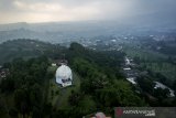 Foto udara Observatorium Peneropongan Bintang Bosscha yang merupakan peninggalan bersejarah di Lembang, Jawa Barat, Kamis (23/1/2020). Pemerintah Kabupaten Bandung Barat (KBB) berencana mengajukan 10 bangunan bersejarah peninggalan Belanda di KBB sebagai cagar budaya nasional ke Kemdikbud. ANTARA JABAR/Raisan Al Farisi/agr