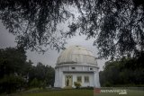 Petugas keamanan memeriksa halaman Observatorium Peneropongan Bintang Bosscha yang merupakan peninggalan bersejarah di Lembang, Jawa Barat, Kamis (23/1/2020). Pemerintah Kabupaten Bandung Barat (KBB) berencana mengajukan 10 bangunan bersejarah peninggalan Belanda di KBB sebagai cagar budaya nasional ke Kemdikbud. ANTARA JABAR/Raisan Al Farisi/agr