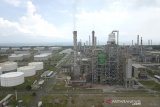 Foto udara kawasan Kilang RU VI Balongan, Indramayu, Jawa Barat, Jumat (24/1/2020). PT Pertamina (Persero) resmi menjalin kerja sama dengan perusahaan minyak asal Abu Dhabi, ADNOC terkait pengembangan Kompleks Kilang Terintegrasi Petrokimia di Balongan. ANTARA JABAR/Dedhez Anggara/agr