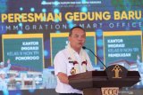 Inspektur Jenderal Kementerian Hukum dan HAM (Kemenkumham) Jhoni Ginting meresmikan tiga Kantor Imigrasi (Kanim) di Kediri, Jawa Timur, Kamis (23/1/2020). Kemenkumham meresmikan tiga Kanim secara bersamaan yakni Kanim Kelas II Non Tempat Pemeriksaan Imigrasi (TPI) Kediri, Kanim Kelas III Non TPI Ponorogo, dan Kanim Kelas III Pamekasan. Antara Jatim/Prasetia Fauzani/zk