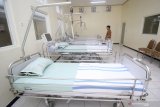 Petugas memeriksa fasilitas dan peralatan di Ruang Isolasi Khusus (RIK) RSUD Dokter Soetomo, Surabaya, Jawa Timur, Jumat (24/1/2020). Sebagai pusat rujukan tertinggi di Indonesia Timur, khususnya di Jawa Timur, RSUD Dr Soetomo siap membentuk tim medis khusus dan mempunyai fasilitas enam RIK yang dua diantaranya memiliki tekanan udara negatif untuk merawat pasien dengan gejala infeksi kronis seperti halnya virus Corona. Antara Jatim/Moch Asim/zk.