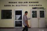 Petugas melintas di depan pintu masuk Ruang Isolasi Khusus (RIK) RSUD Dokter Soetomo, Surabaya, Jawa Timur, Jumat (24/1/2020). Sebagai pusat rujukan tertinggi di Indonesia Timur, khususnya di Jawa Timur, RSUD Dr Soetomo siap membentuk tim medis khusus dan mempunyai fasilitas enam RIK yang dua diantaranya memiliki tekanan udara negatif untuk merawat pasien dengan gejala infeksi kronis seperti halnya virus corona. Antara Jatim/Moch Asim/zk.