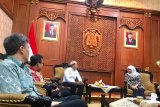 Gubernur Jawa Timur Khofifah Indar Parawansa (kanan) saat menerima kunjungan CEO Antara Digital Media, Darmadi (tiga kiri) di Gedung Negara Grahadi di Surabaya, Jumat (24/1/2020). LKBN ANTARA memperkenalkan channel layanan ke publik untuk di dalam maupun luar ruang sekaligus meningkatkan kerja sama dengan pemerintahan di daerah. Antara Jatim/Fiqih Arfani/zk
