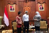 Gubernur Jawa Timur Khofifah Indar Parawansa (kanan) saat menerima kunjungan CEO Antara Digital Media, Darmadi (tengah) yang didampingi Kepala LKBN ANTARA Biro Jatim Slamet Hadi Purnomo (kiri) di Gedung Negara Grahadi di Surabaya, Jumat (24/1/2020). LKBN ANTARA memperkenalkan channel layanan ke publik untuk di dalam maupun luar ruang sekaligus meningkatkan kerja sama dengan pemerintahan di daerah. Antara Jatim/Fiqih Arfani/zk
