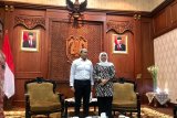 Gubernur Jawa Timur Khofifah Indar Parawansa (kanan) saat menerima kunjungan CEO Antara Digital Media, Darmadi (kiri) di Gedung Negara Grahadi di Surabaya, Kamis (24/1/2020). LKBN ANTARA memperkenalkan channel layanan ke publik untuk di dalam maupun luar ruang sekaligus meningkatkan kerja sama dengan pemerintahan di daerah. Antara Jatim/Fiqih Arfani/zk
