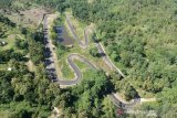 Foto udara sirkuit Bongohulawa di Kabupaten Gorontalo. Sirkuit balap sepanjang 1.100 meter tersebut merupakan sirkuit pertama di Gorontalo yang dibangun sebagai sarana menyalurkan bakat dan menciptakan pebalap handal. (ANTARA FOTO/Adiwinata Solihin)