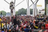 Ribuan warga menyaksikan atraksi Barongsai di kawasan Trans Studio Mall, Bandung, Jawa Barat, Sabtu (25/1/2020). Sejumlah pusat perbelanjaan dan lokasi wisata menggelar berbagai atraksi budaya Tiongkok sebagai daya tarik bagi pengunjung dalam rangka perayaan tahun baru Imlek. ANTARA JABAR/M Agung Rajasa/agr