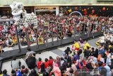 Ribuan warga menyaksikan atraksi Barongsai di kawasan Trans Studio Mall, Bandung, Jawa Barat, Sabtu (25/1/2020). Sejumlah pusat perbelanjaan dan lokasi wisata menggelar berbagai atraksi budaya Tiongkok sebagai daya tarik bagi pengunjung dalam rangka perayaan tahun baru Imlek. ANTARA JABAR/M Agung Rajasa/agr