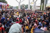 Ribuan warga menyaksikan atraksi Barongsai di kawasan Trans Studio Mall, Bandung, Jawa Barat, Sabtu (25/1/2020). Sejumlah pusat perbelanjaan dan lokasi wisata menggelar berbagai atraksi budaya Tiongkok sebagai daya tarik bagi pengunjung dalam rangka perayaan tahun baru Imlek. ANTARA JABAR/M Agung Rajasa/agr