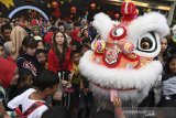 Warga memberikan angpao di sela-sela atraksi Barongsai di kawasan Trans Studio Mall, Bandung, Jawa Barat, Sabtu (25/1/2020). Sejumlah pusat perbelanjaan dan lokasi wisata menggelar berbagai atraksi budaya Tiongkok sebagai daya tarik bagi pengunjung dalam rangka perayaan tahun baru Imlek. ANTARA JABAR/M Agung Rajasa/agr