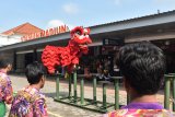 Pemain barongsai memainkan barongsai di Stasiun Kereta Api (KA) Madiun, Jawa Timur, Sabtu (25/1/2020). PT KAI Daerah Operasi 7 Madiun menggelar pertunjukan barongsai dan liang liong pada tahun baru Imlek untuk menghibur para penumpang yang hendak naik dan turun kereta api di Stasiun KA Madiun. Antara Jatim/Siswowidodo/zk.