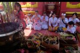 Warga keturunan Tionghoa melaksanakan persembahyangan Tahun Baru Imlek 2571 di Griya Kongco Dwipayana Tanah Kilap, Denpasar, Bali, Sabtu (25/1/2020). Warga setempat menggelar persembahyangan dengan mengenakan pakaian adat Bali dan membawa sesajen pada perayaan Tahun Baru China tersebut ANTARA FOTO/Nyoman Hendra Wibowo/nym.