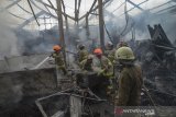 Petugas Pemadam Kebakaran melakukan pendinginan saat kebakaran yang melanda Pasar Induk Caringin di Bandung, Jawa Barat, Sabtu (25/1/2020). Petugas mengerahkan 16 unit mobil pemadam kebakaran untuk memadamkan kebakaran yang menghanguskan sejumlah jongko di Blok B sayuran dan belum diketahui penyebabnya. ANTARA JABAR/Raisan Al Farisi/agr