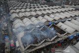 Suasana kebakaran yang melanda Pasar Induk Caringin di Bandung, Jawa Barat, Sabtu (25/1/2020). Petugas mengerahkan 16 unit mobil pemadam kebakaran untuk memadamkan kebakaran yang menghanguskan sejumlah jongko di Blok B sayuran dan belum diketahui penyebabnya. ANTARA JABAR/Raisan Al Farisi/agr