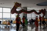 Penari Liang Liong mempertontonkan atraksi di Terminal 2 Bandara Internasional Juanda, Surabaya, Jawa Timur, Sabtu (25/2/2020). Pertunjukan Barongsai dan Liang Liong di area publik terminal tersebut bertujuan untuk menghibur pengunjung bandara dalam rangka menyambut Tahun Baru Imlek 2571. Antara Jatim/Umarul Faruq/zk