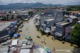 Suasana banjir yang menutup jalan Raya Dayeuhkolot, Kabupaten Bandung, Jawa Barat, Minggu (26/1/2020). Sedikitnya 40 ribu jiwa dan tujuh ribu rumah dari lima kecamatan di kawasan Bandung Selatan terdampak banjir akibat luapan Sungai Citarum dan intensitas curah hujan yang tinggi. ANTARA JABAR/Novrian Arbi/agr