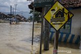 Warga menggunakan perahu melewati genangan banjir di Baleendah, Kabupaten Bandung, Jawa Barat, Minggu (26/1/2020). Sedikitnya 40 ribu jiwa dan tujuh ribu rumah dari lima kecamatan di kawasan Bandung Selatan terdampak banjir akibat luapan Sungai Citarum dan intensitas curah hujan yang tinggi. ANTARA JABAR/Novrian Arbi/agr