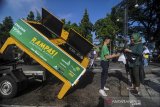 Seorang relawan menukarkan tas kain dengan plastik bawaan warga saat gerakan rampas kantong plastik di Hari Bebas Kendaraan Bermotor (HBKB) di Dago, Bandung, Jawa Barat, Minggu (26/1/2020). Gerakan yang diinisiasi oleh Jabar New Top Model tersebut ditujukan untuk mensosialisasikan pengurangan pemakaian kantong plastik yang berkaitan dengan program pemerintah. ANTARA JABAR/Raisan Al Farisi/agr