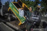 Seorang warga menunjukan tas kain dengan kantong plastik saat gerakan rampas kantong plastik di Hari Bebas Kendaraan Bermotor (HBKB) di Dago, Bandung, Jawa Barat, Minggu (26/1/2020). Gerakan yang diinisiasi oleh Jabar New Top Model tersebut ditujukan untuk mensosialisasikan pengurangan pemakaian kantong plastik yang berkaitan dengan program pemerintah. ANTARA JABAR/Raisan Al Farisi/agr