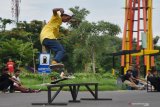 Peserta mengikuti kompetisi skateboard di Taman Lalu Lintas Bantaran Sungai Madiun, Sabtu (25/1/2020). Kompetisi skateboard yang digelar komunitas skateboard Madiun tersebut diikuti sekitar 200 peserta dari berbagai daerah di Jawa Timur, Jawa Tengah, Jogjakarta, DKI Jakarta dan Jawa Barat. Antara Jatim/Siswowidodo/zk