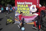 Warga melakukan aksi menyambut Piala Dunia U-20 saat pelaksanaan Hari Bebas Kendaraan Bermotor atau Car Free Day (CFD) di Solo, Jawa Tengah, Minggu (26/1/2020). Aksi tersebut untuk mengajak warga gemar berolahraga sekaligus sebagai euforia menyambut terpilihnya Stadion Manahan Solo sebagai salah satu stadion yang direkomendasikan untuk menjadi lokasi pertandingan Piala Dunia U-20 pada tahun 2021 mendatang. ANTARA FOTO/Maulana Surya/wsj.